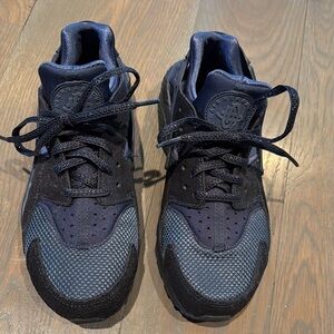 Nike Black and Blue Sneakers Modern Athletic Design